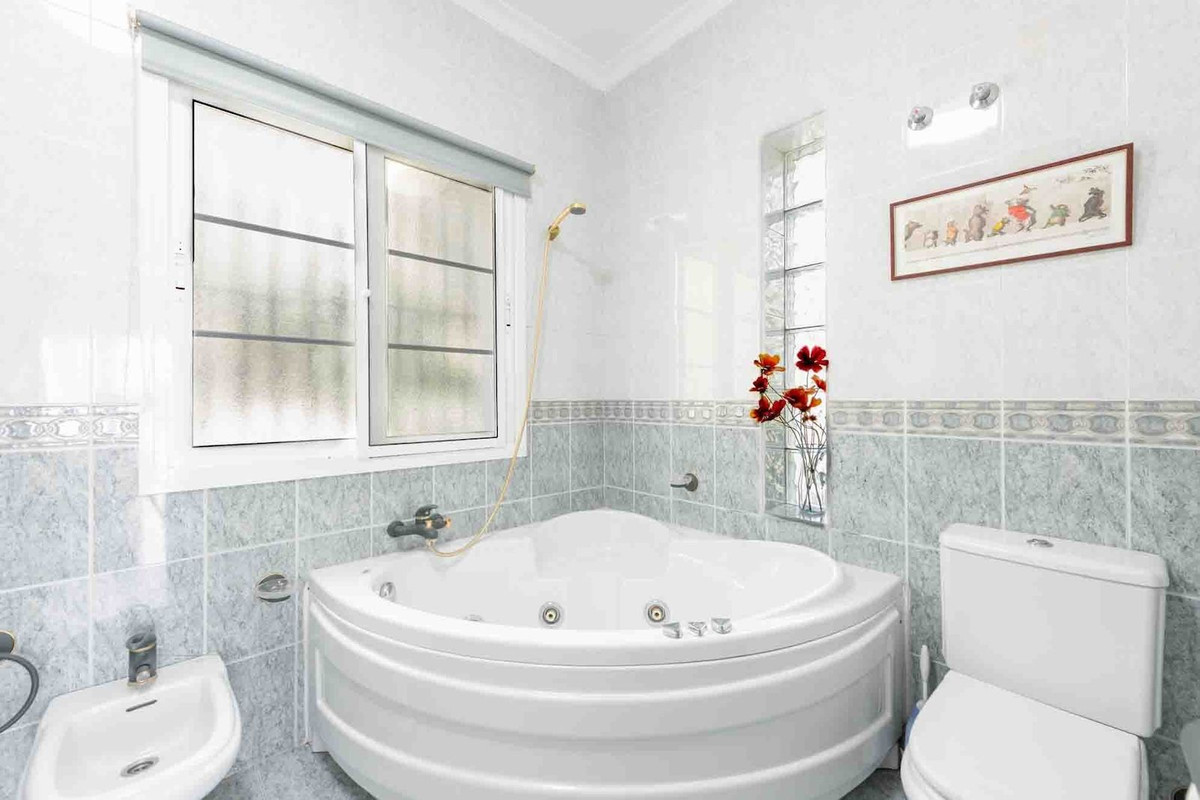 5 Bed Townhouse for sale in Nerja Costa Del Sol East, Málaga, Spain