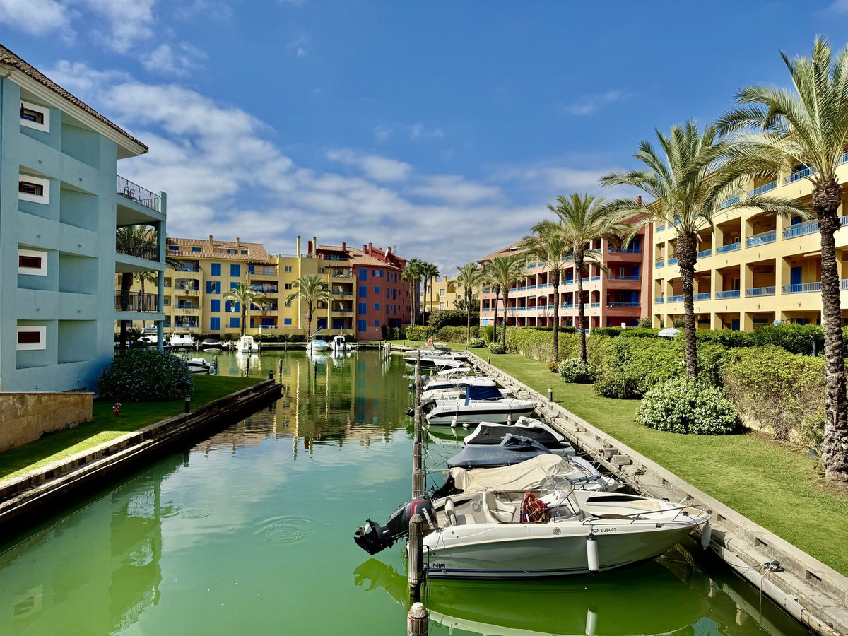 Se vende Apartamento Planta Media de 3 dormitorios en Costa Del Sol, Cadiz, España