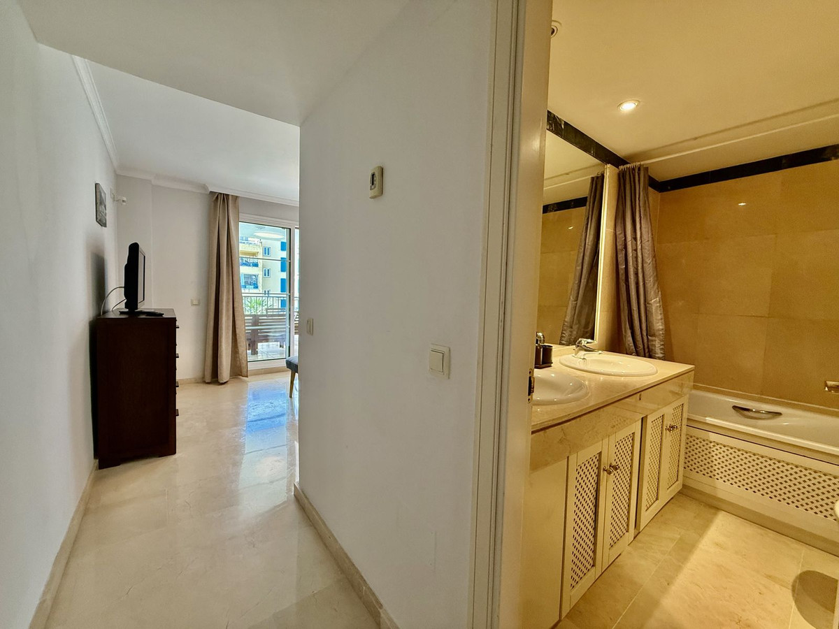 Se vende Apartamento Planta Media de 3 dormitorios en Costa Del Sol, Cadiz, España
