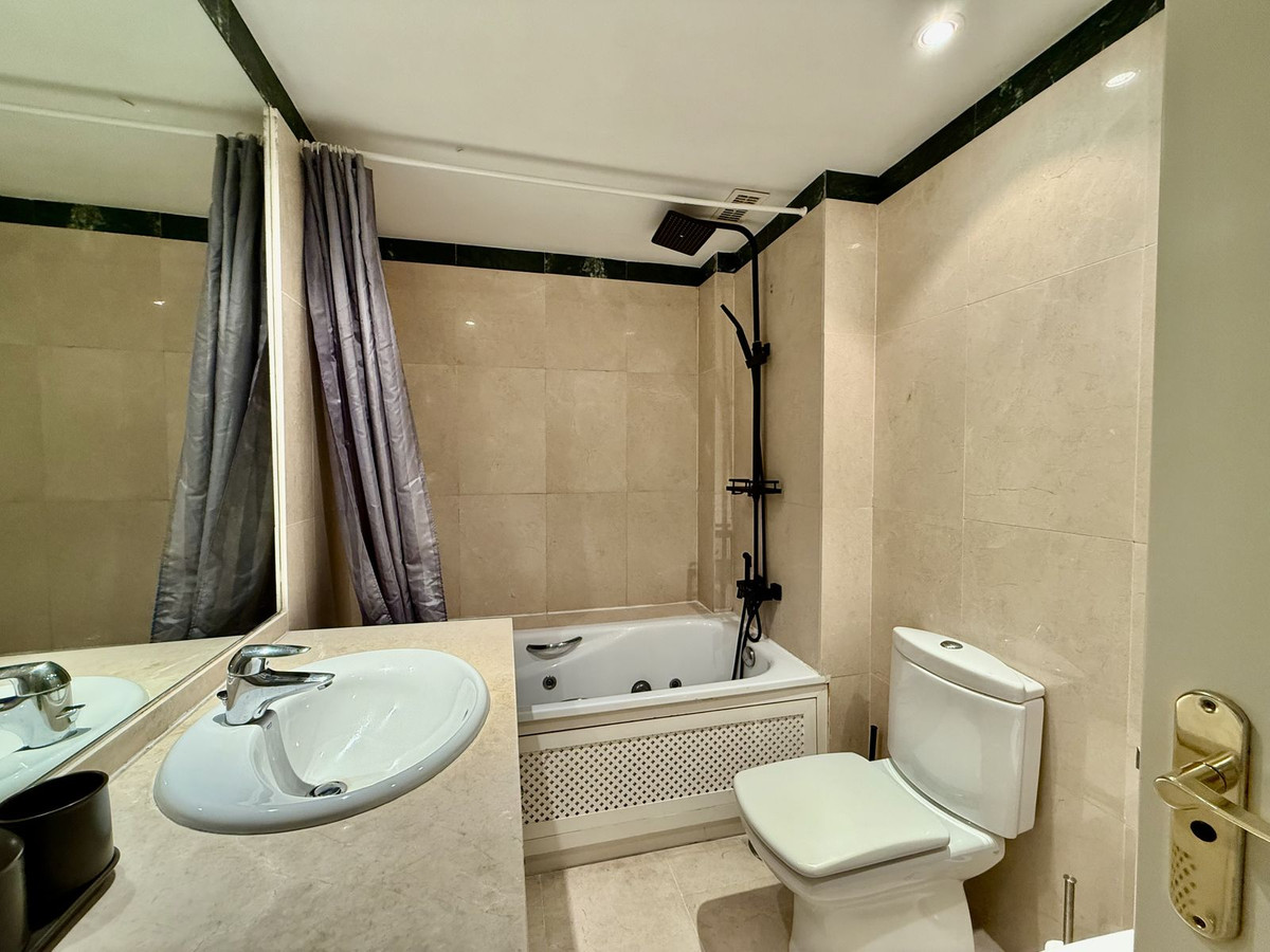 Se vende Apartamento Planta Media de 3 dormitorios en Costa Del Sol, Cadiz, España