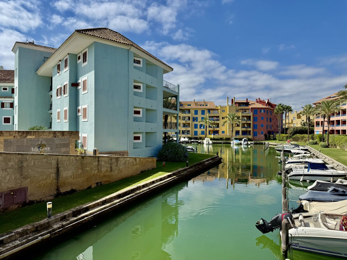 Se vende Apartamento Planta Media de 3 dormitorios en Costa Del Sol, Cadiz, España