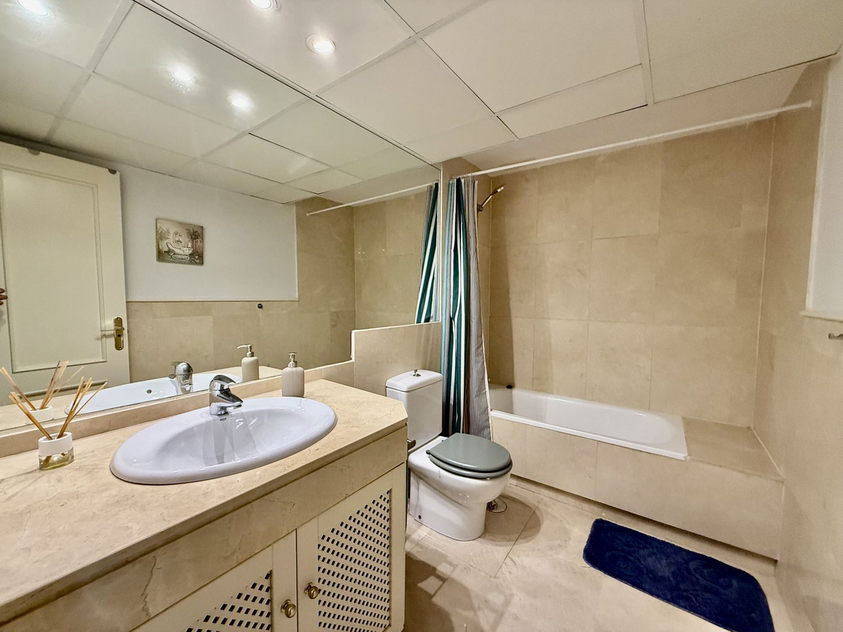 Se vende Apartamento Planta Media de 3 dormitorios en Costa Del Sol, Cadiz, España