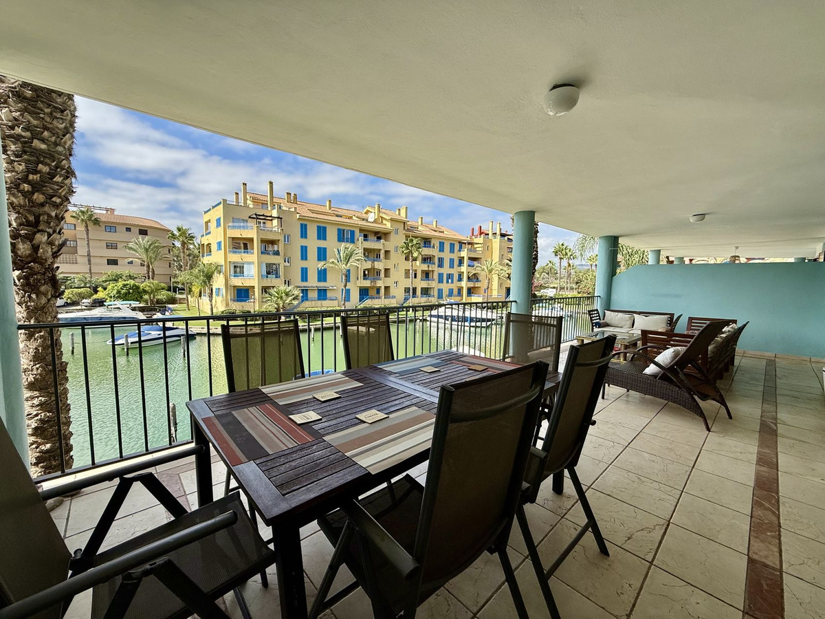 Se vende Apartamento Planta Media de 3 dormitorios en Costa Del Sol, Cadiz, España