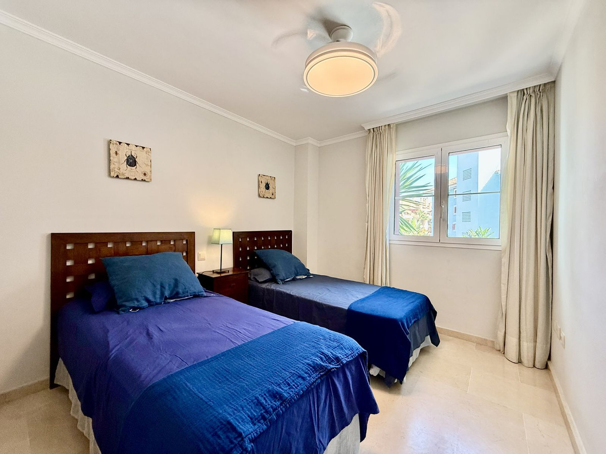 Se vende Apartamento Planta Media de 3 dormitorios en Costa Del Sol, Cadiz, España