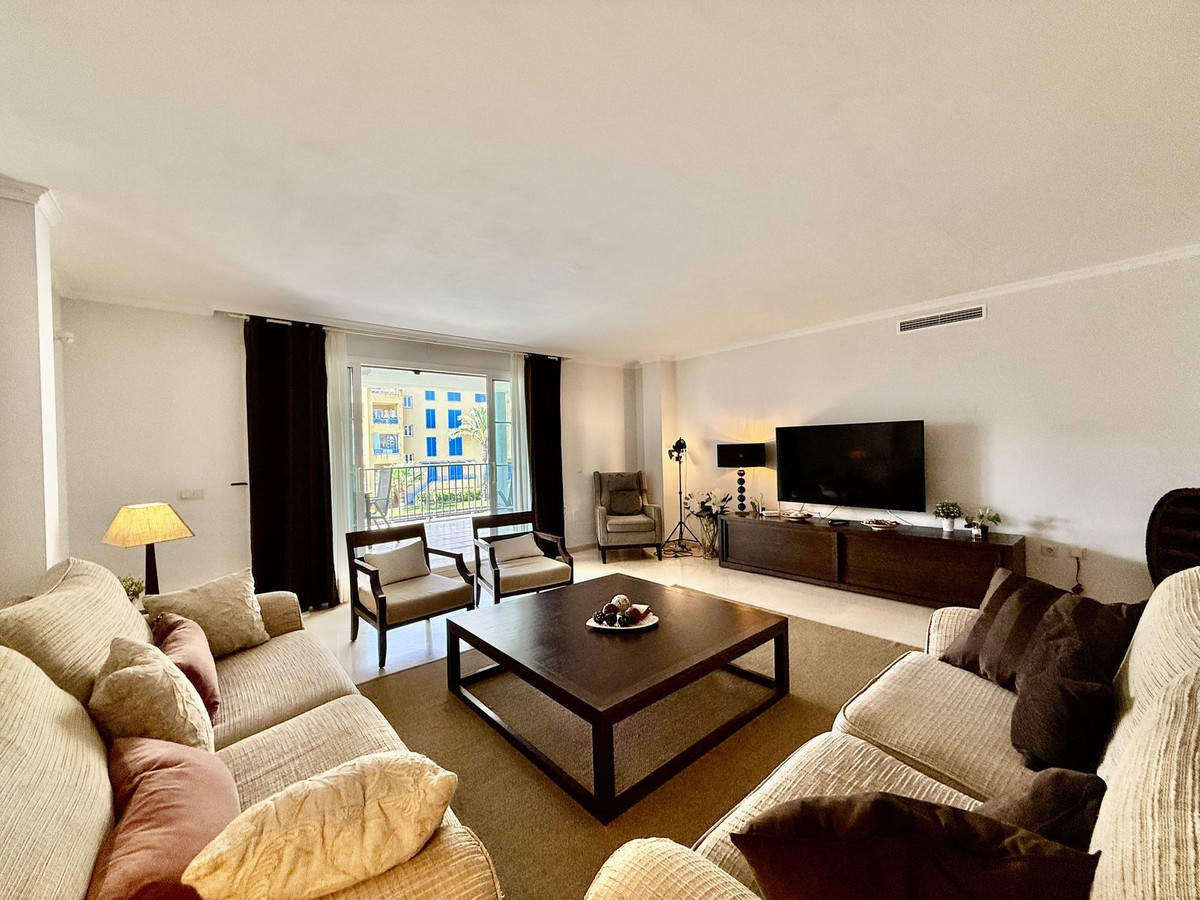 Se vende Apartamento Planta Media de 3 dormitorios en Costa Del Sol, Cadiz, España