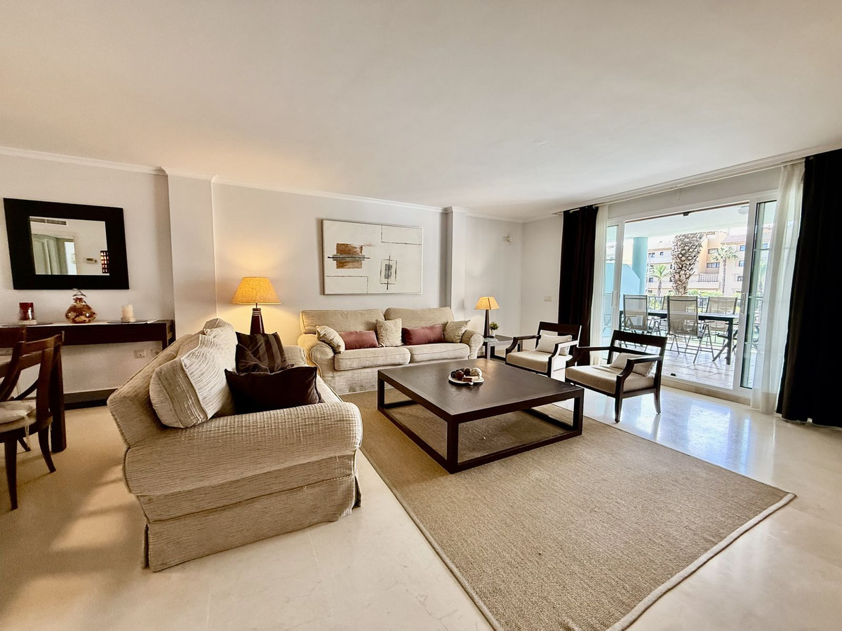 Se vende Apartamento Planta Media de 3 dormitorios en Costa Del Sol, Cadiz, España