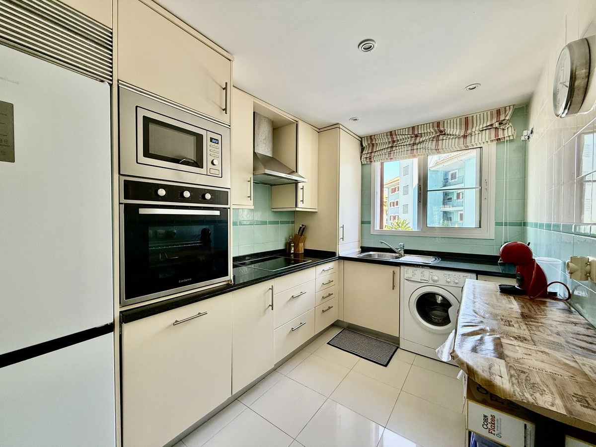 Se vende Apartamento Planta Media de 3 dormitorios en Costa Del Sol, Cadiz, España