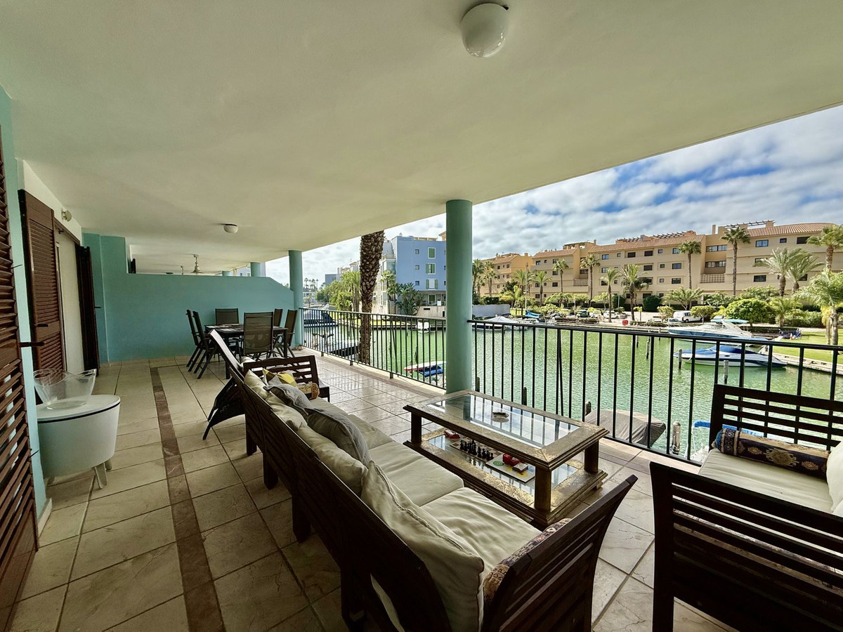 Se vende Apartamento Planta Media de 3 dormitorios en Costa Del Sol, Cadiz, España