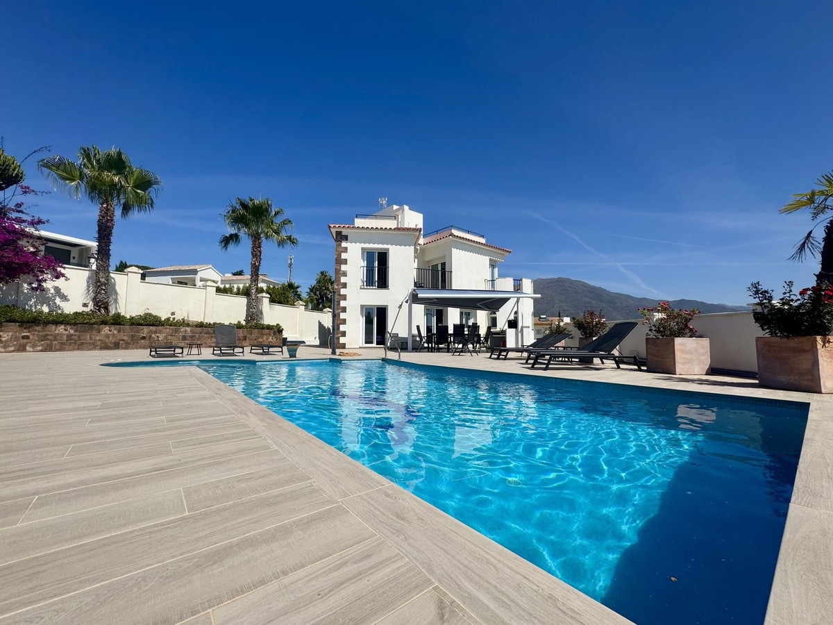 Se vende Villa - Chalet de 4 dormitorios en Costa Del Sol, Málaga, España