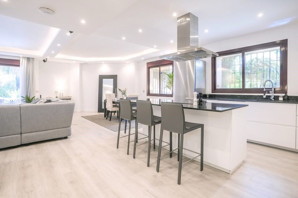 4 Bed Townhouse for sale in The Golden Mile Costa Del Sol, Málaga, Spain