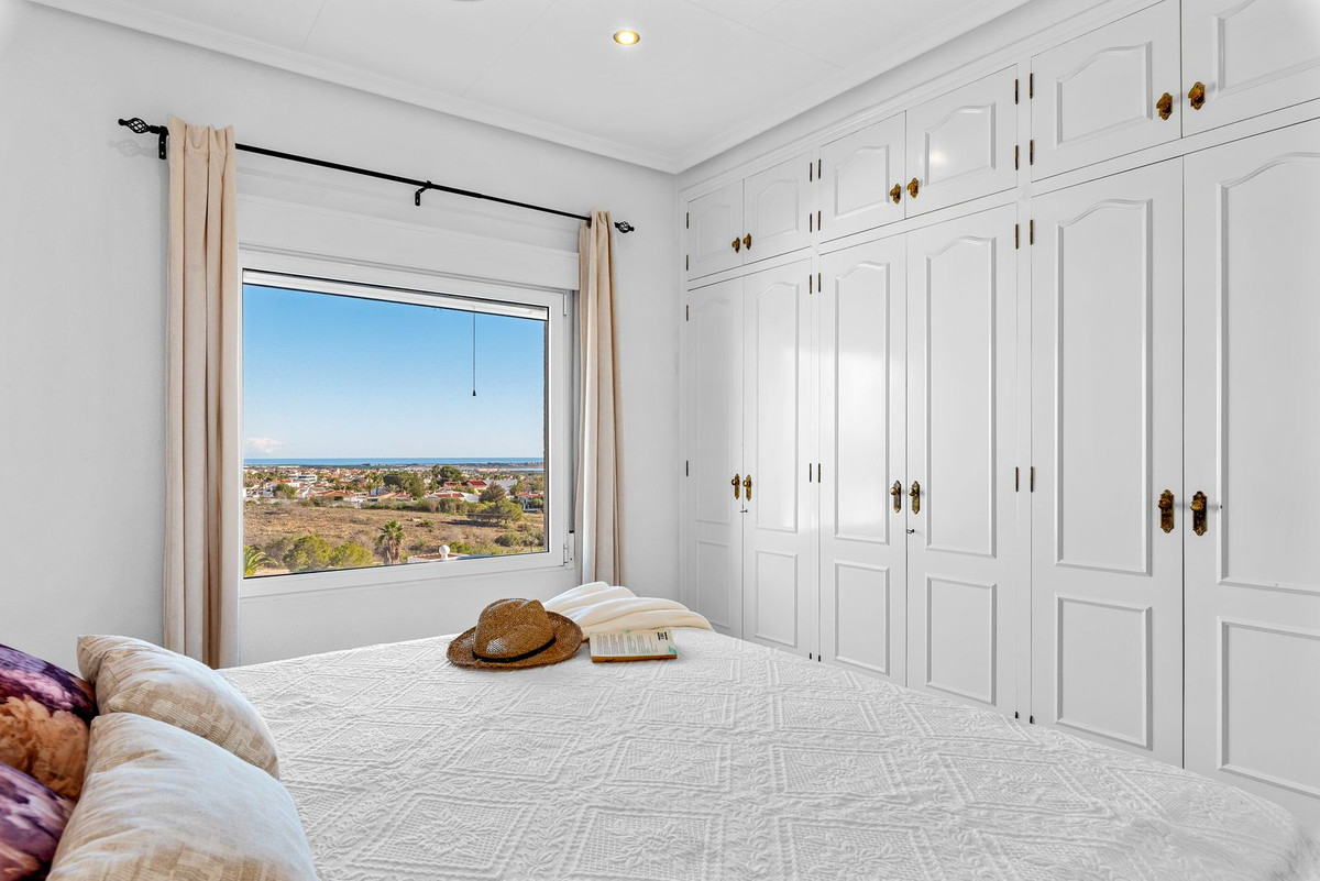 Se vende Villa - Chalet de 5 dormitorios en Costa Blanca, Alicante, España