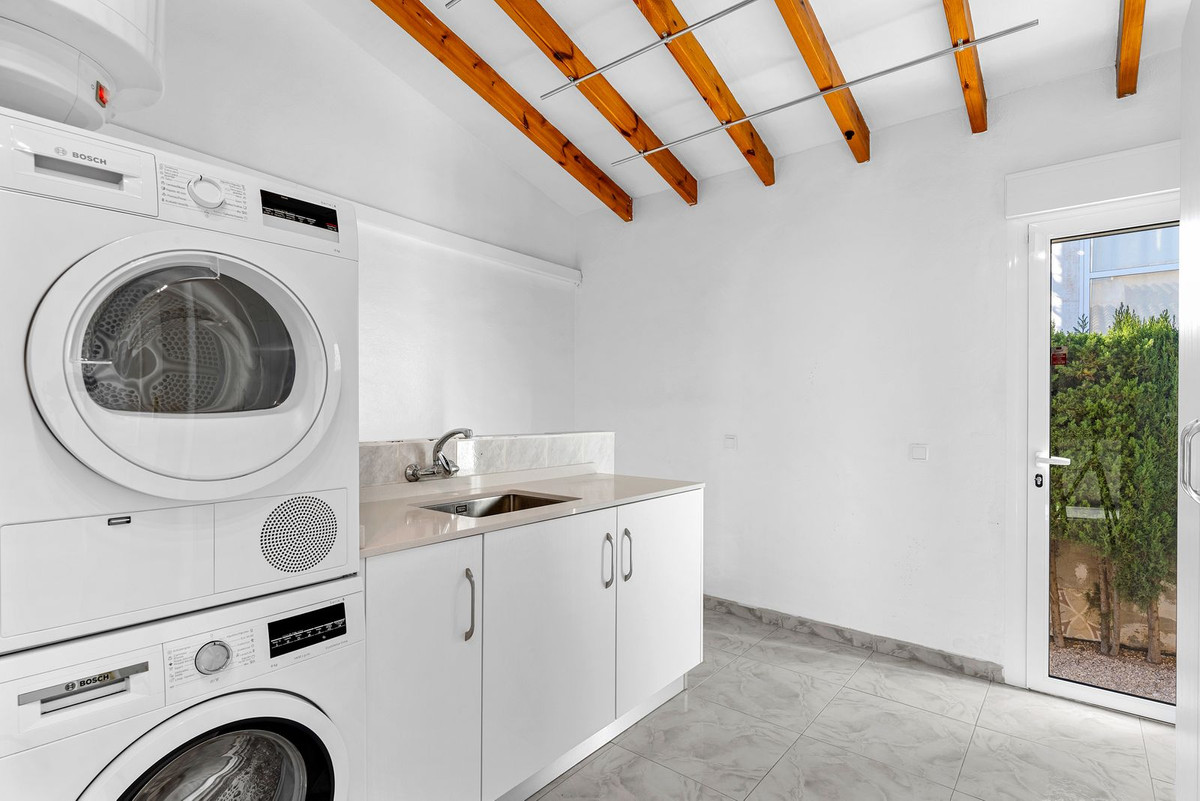 Se vende Villa - Chalet de 5 dormitorios en Costa Blanca, Alicante, España