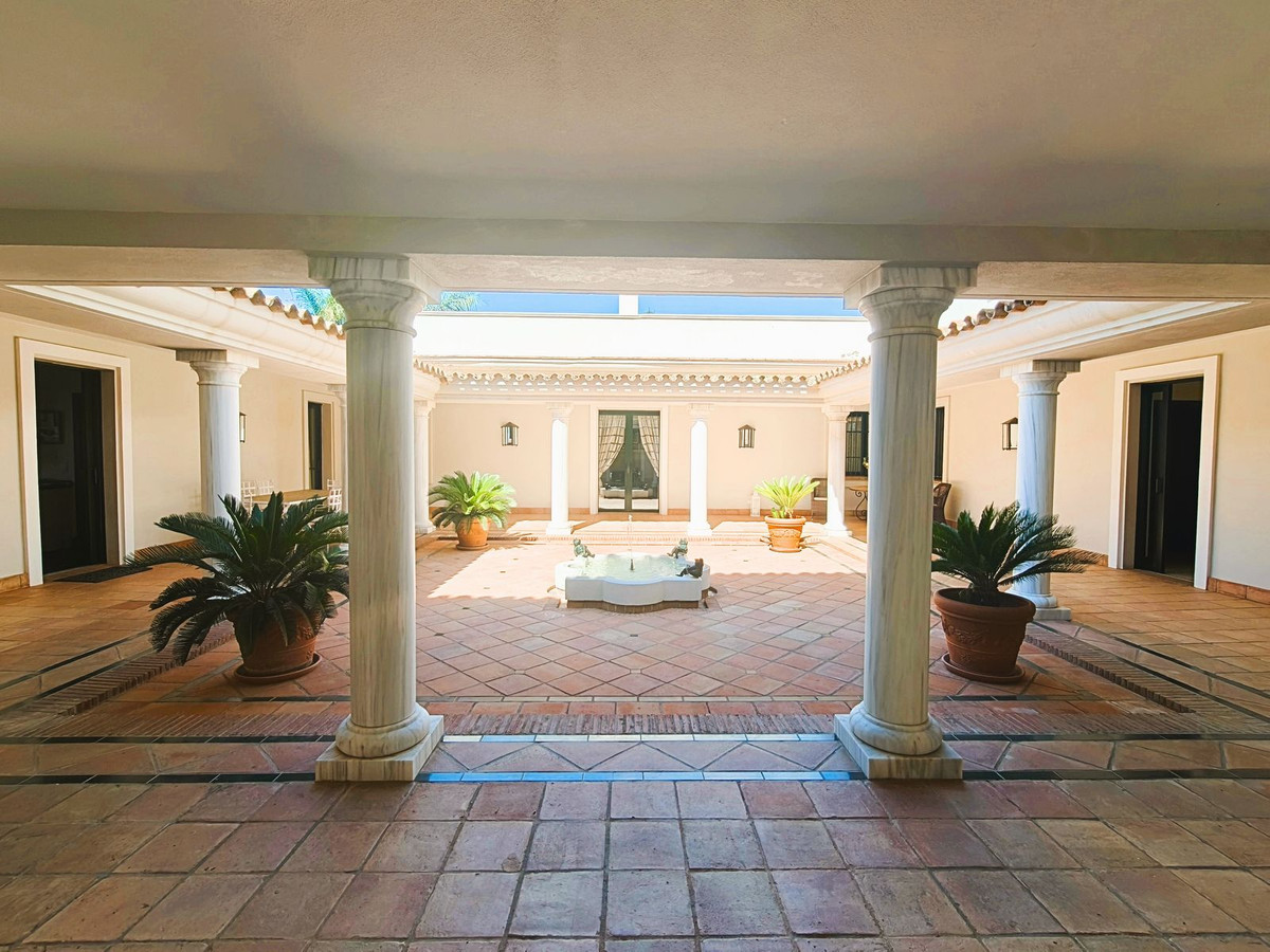 Se vende Villa - Chalet de 7 dormitorios en Costa Del Sol, Cadiz, España