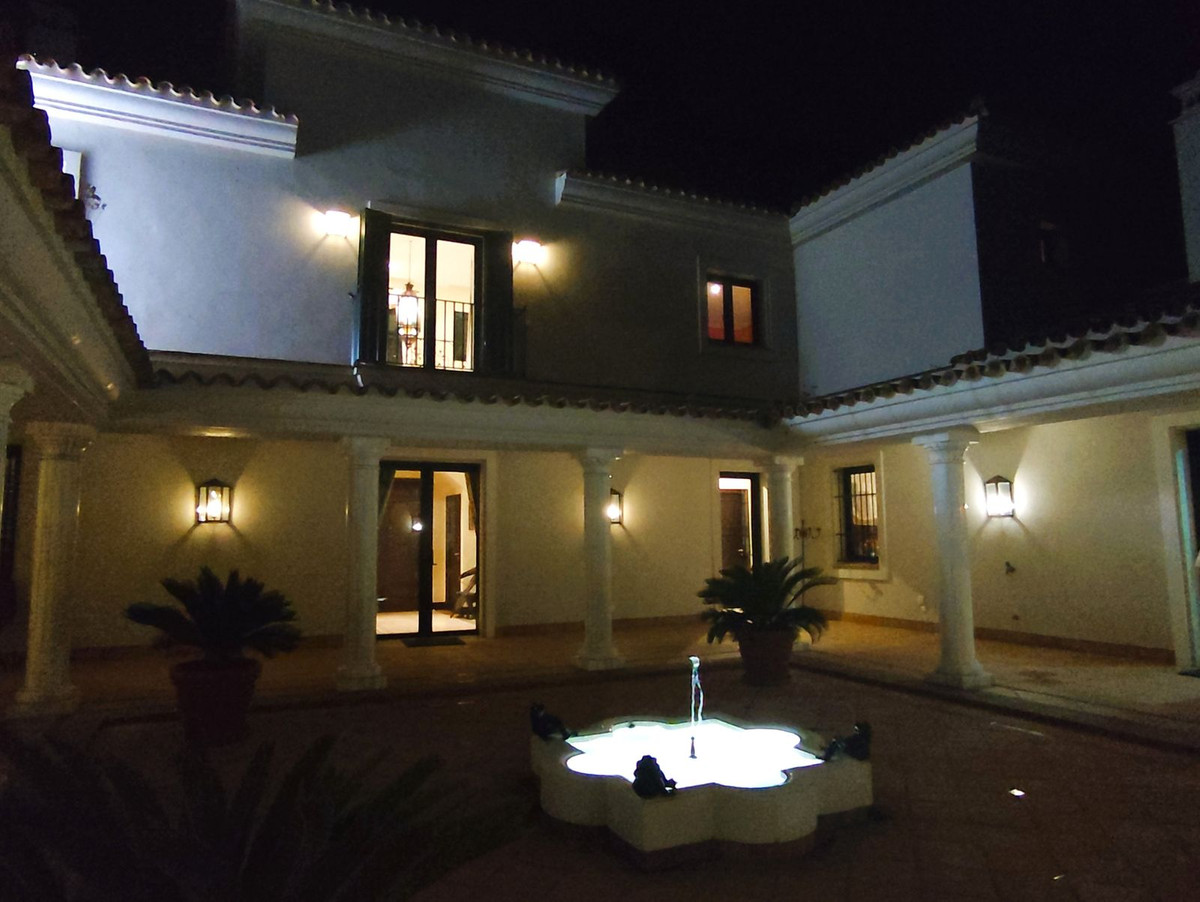 Se vende Villa - Chalet de 7 dormitorios en Costa Del Sol, Cadiz, España
