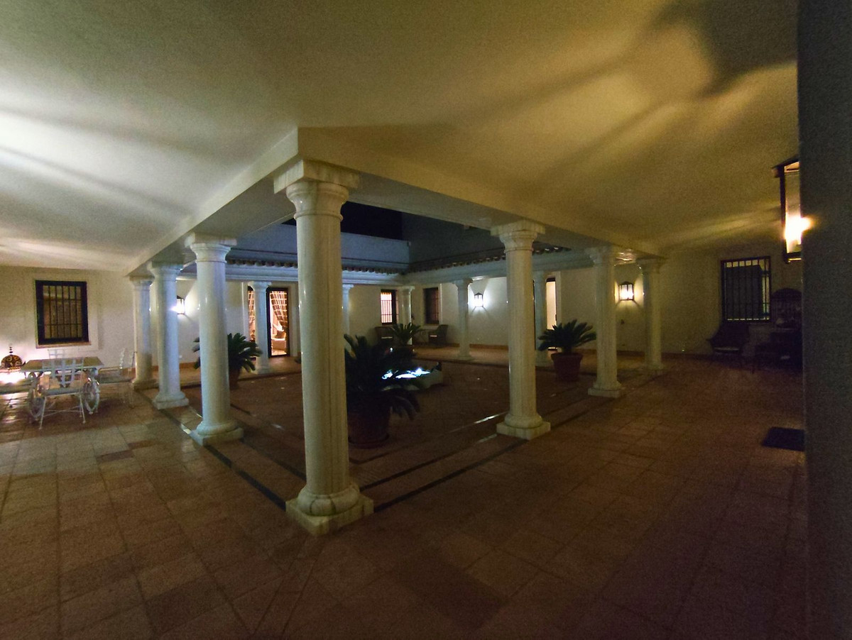 Se vende Villa - Chalet de 7 dormitorios en Costa Del Sol, Cadiz, España