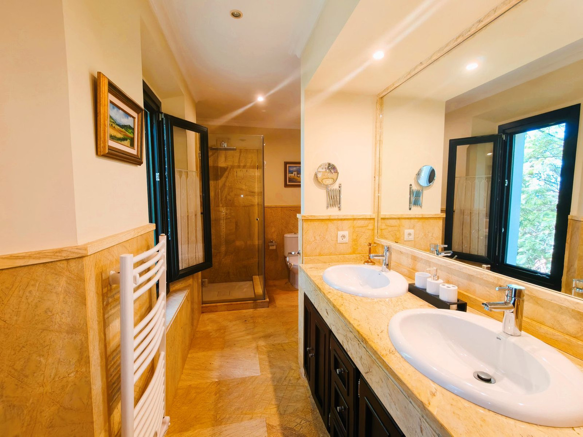 Se vende Villa - Chalet de 7 dormitorios en Costa Del Sol, Cadiz, España