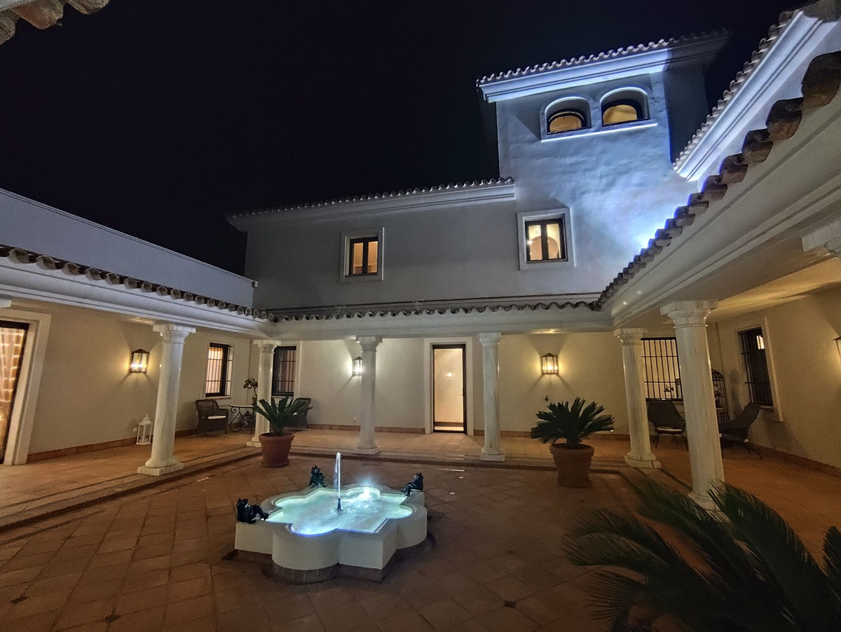 Se vende Villa - Chalet de 7 dormitorios en Costa Del Sol, Cadiz, España