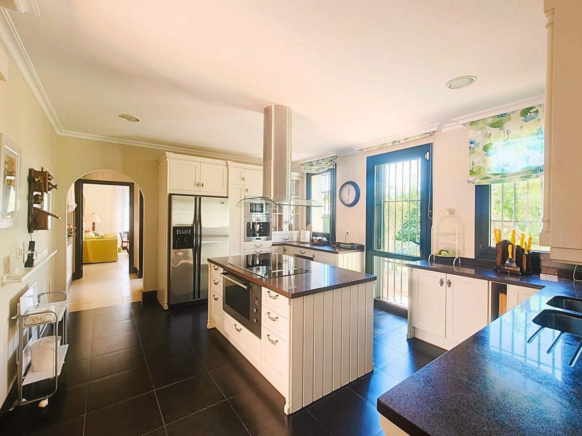 Se vende Villa - Chalet de 7 dormitorios en Costa Del Sol, Cadiz, España