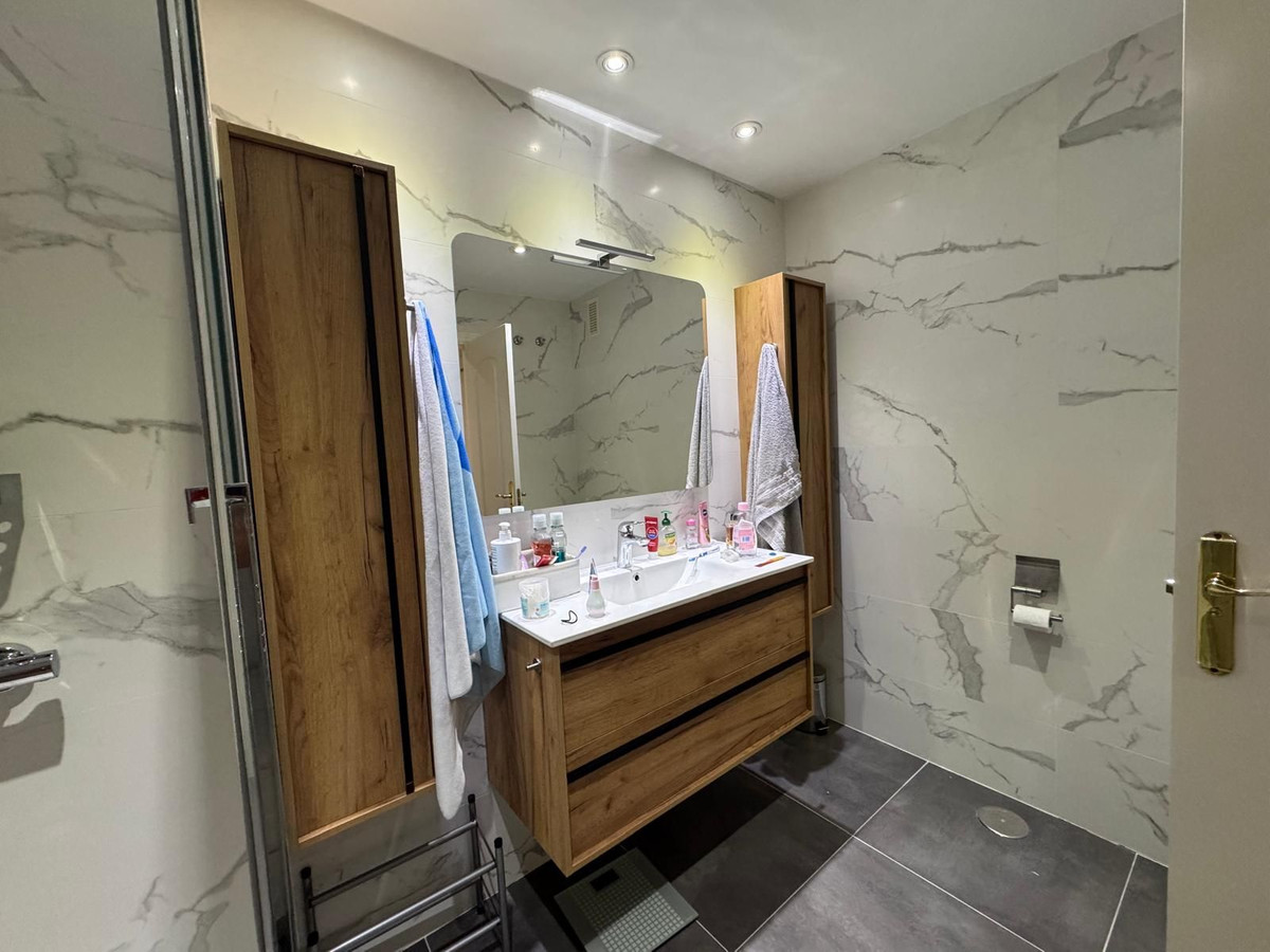 Se vende Apartamento Planta Media de 3 dormitorios en Costa Del Sol, Málaga, España