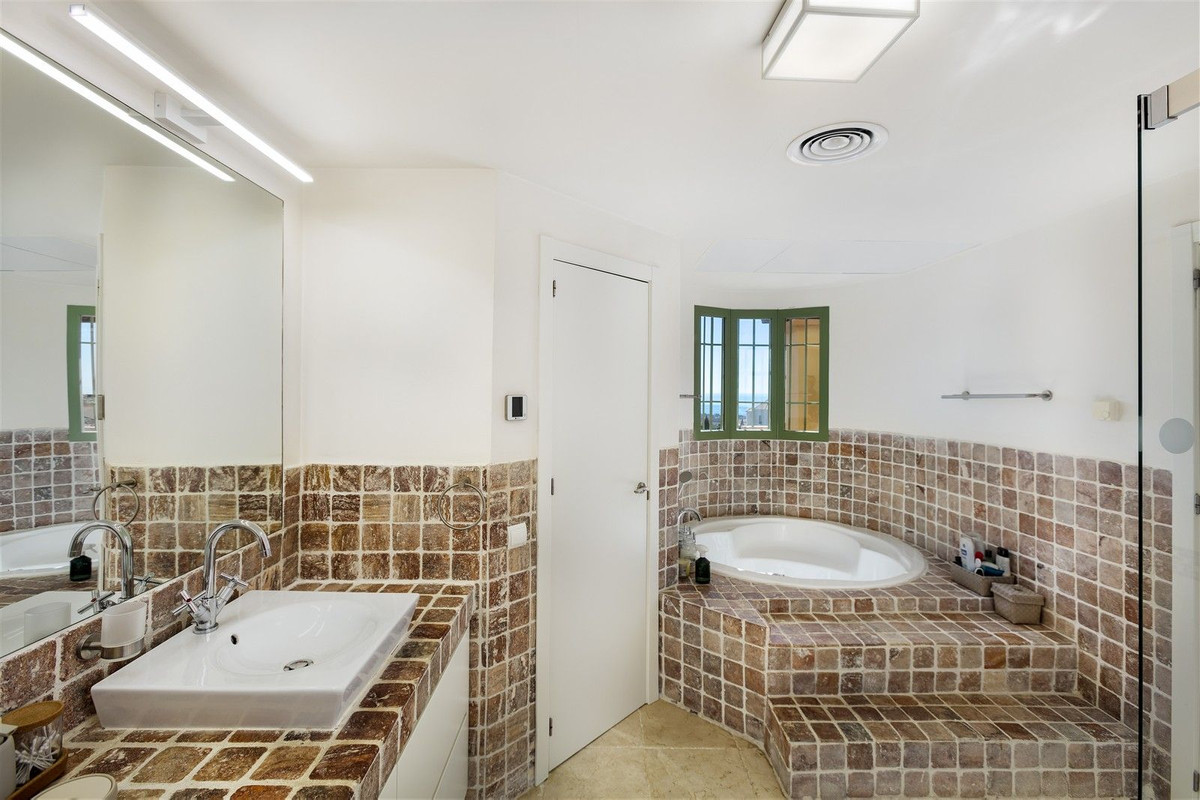 4 Bed Apartment for sale in Los Flamingos Costa Del Sol, Málaga, Spain