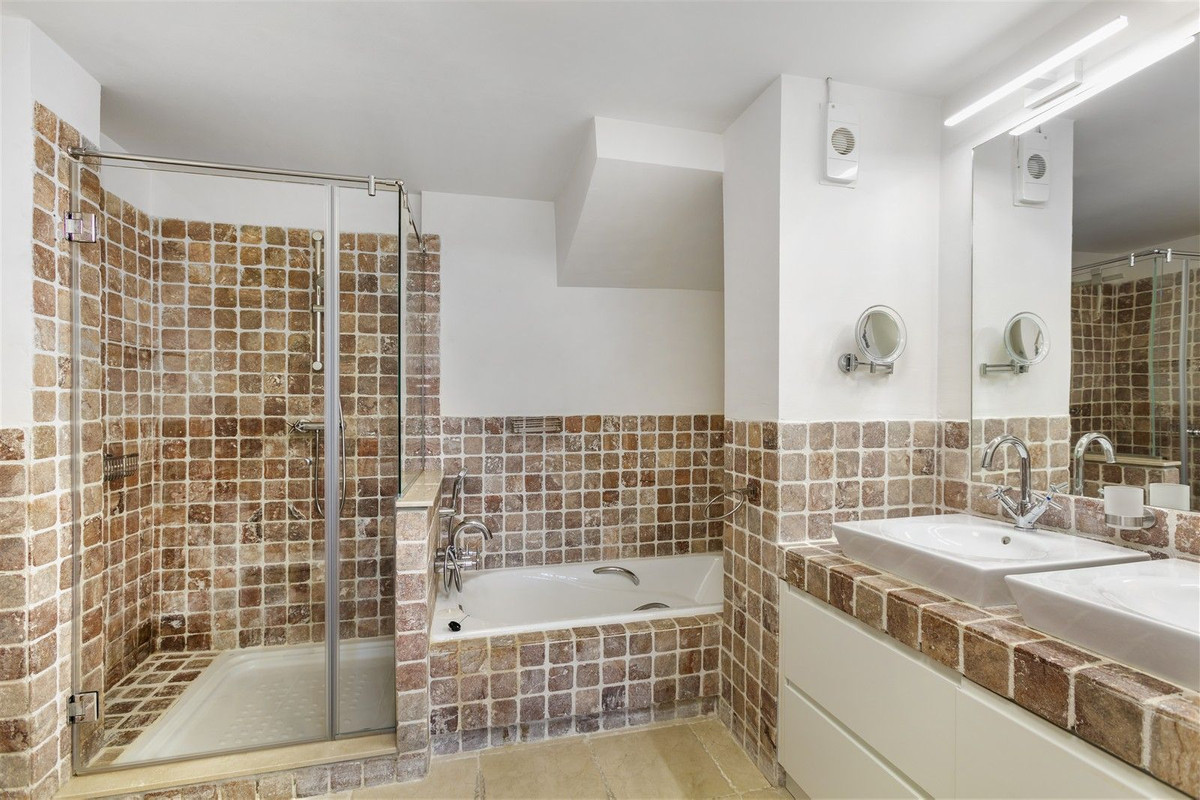 4 Bed Apartment for sale in Los Flamingos Costa Del Sol, Málaga, Spain