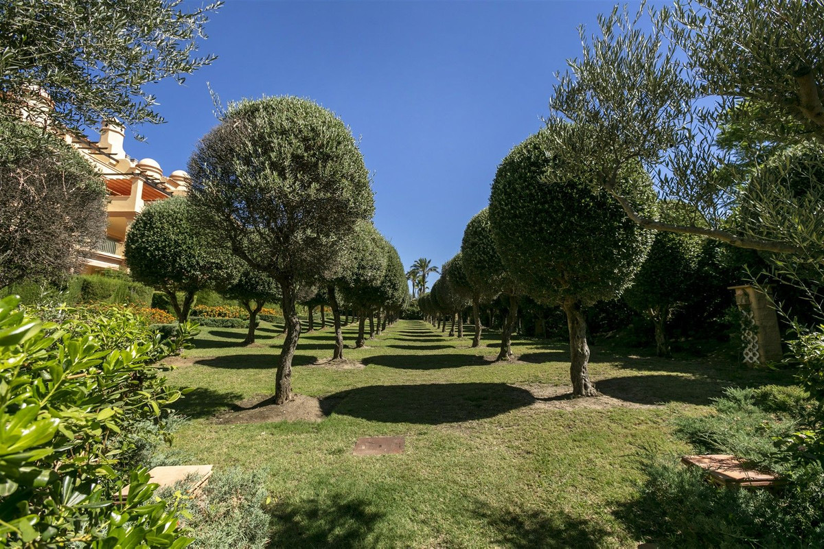 4 Bed Apartment for sale in Los Flamingos Costa Del Sol, Málaga, Spain
