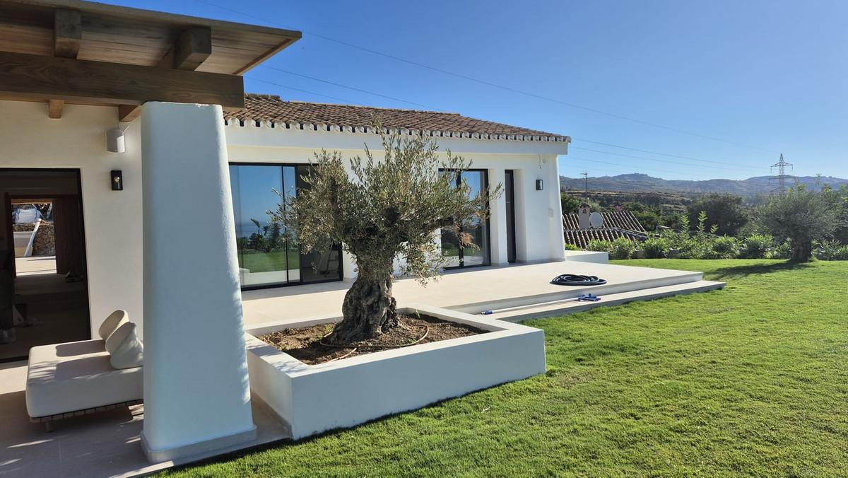 5 Bed Townhouse for sale in El Rosario Costa Del Sol, Málaga, Spain