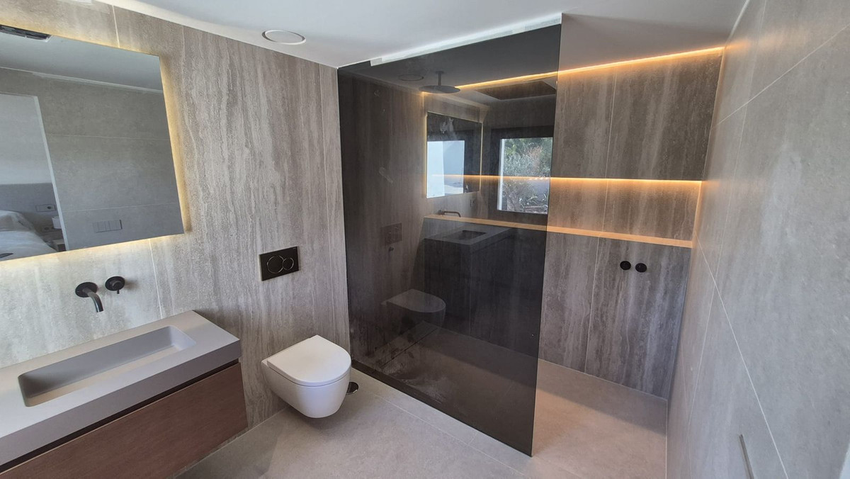 5 Bed Townhouse for sale in El Rosario Costa Del Sol, Málaga, Spain