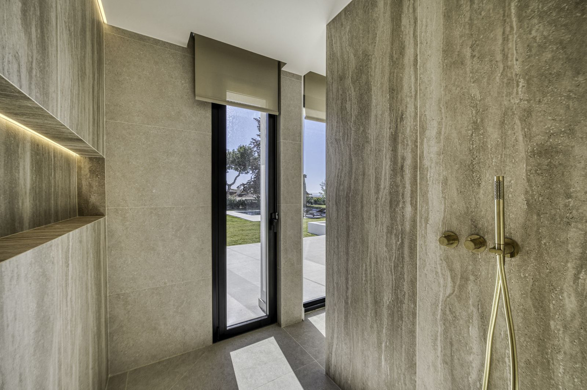 5 Bed Townhouse for sale in El Rosario Costa Del Sol, Málaga, Spain