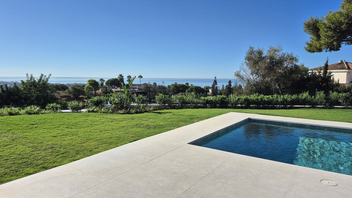 5 Bed Townhouse for sale in El Rosario Costa Del Sol, Málaga, Spain