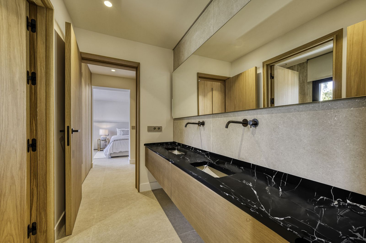 5 Bed Townhouse for sale in El Rosario Costa Del Sol, Málaga, Spain