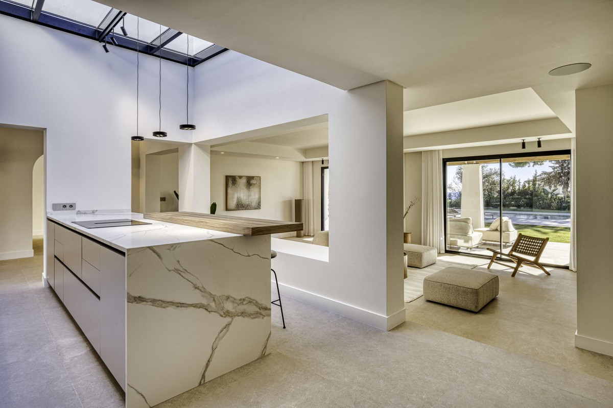 5 Bed Townhouse for sale in El Rosario Costa Del Sol, Málaga, Spain