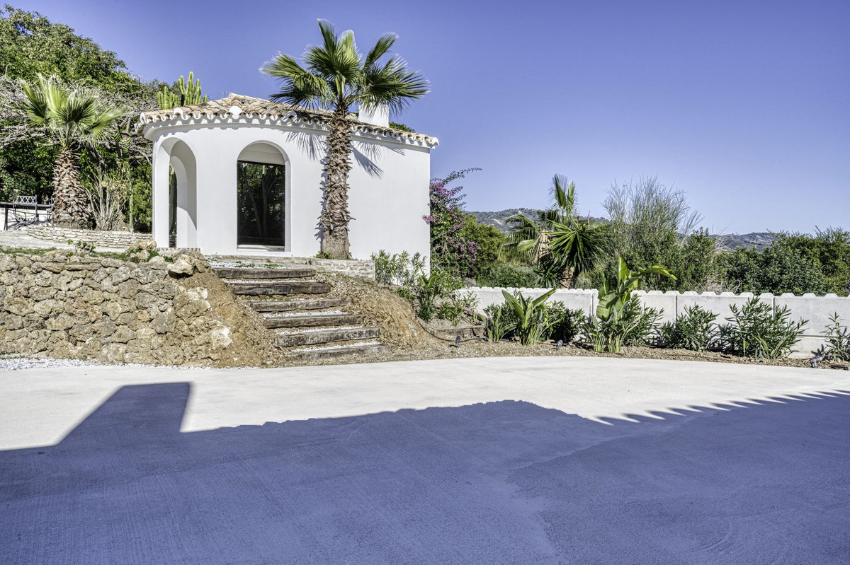 5 Bed Townhouse for sale in El Rosario Costa Del Sol, Málaga, Spain