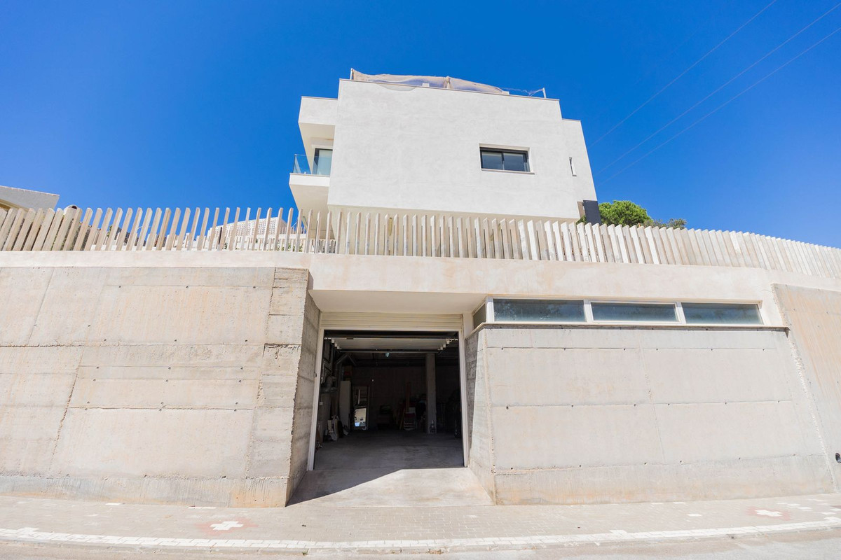 5 Bed Townhouse for sale in Chilches Costa Del Sol East, Málaga, Spain
