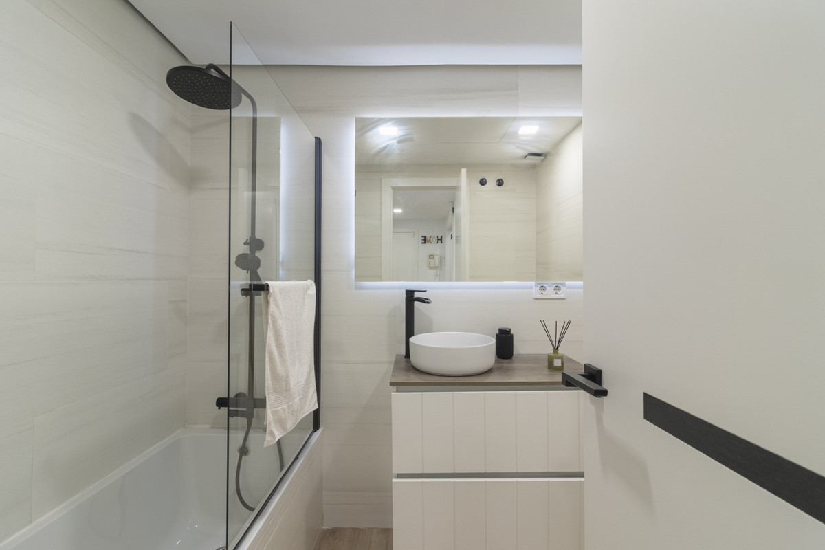 Se vende Apartamento Planta Media de 2 dormitorios en Costa Del Sol, Málaga, España