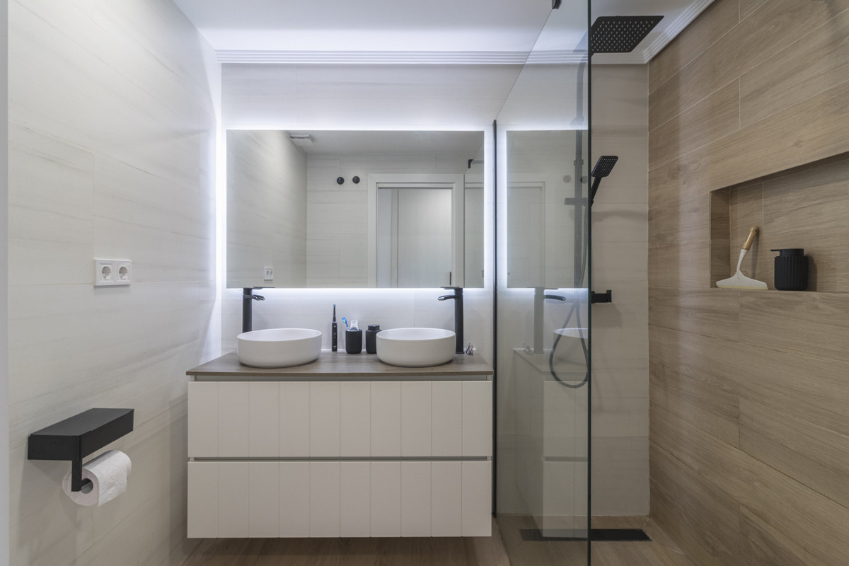 Se vende Apartamento Planta Media de 2 dormitorios en Costa Del Sol, Málaga, España
