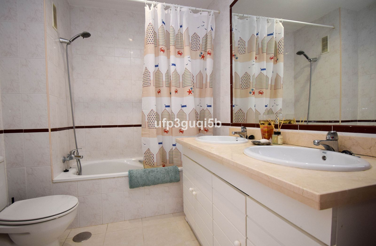 Se vende Apartamento en Planta Última de 2 dormitorios en Costa Del Sol, Málaga, España