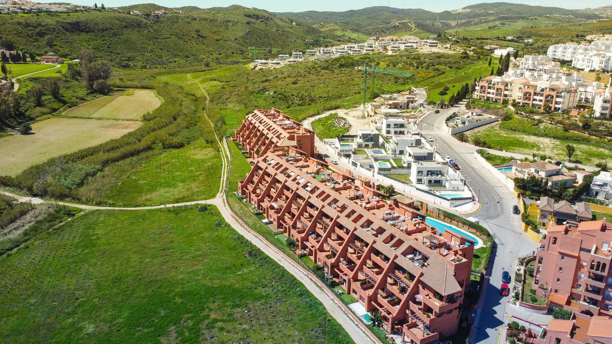 3 Bed Apartment for sale in La Duquesa Costa Del Sol, Málaga, Spain