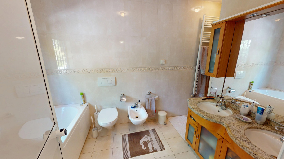 Se vende Villa - Chalet de 4 dormitorios en Costa Del Sol East, Málaga, España