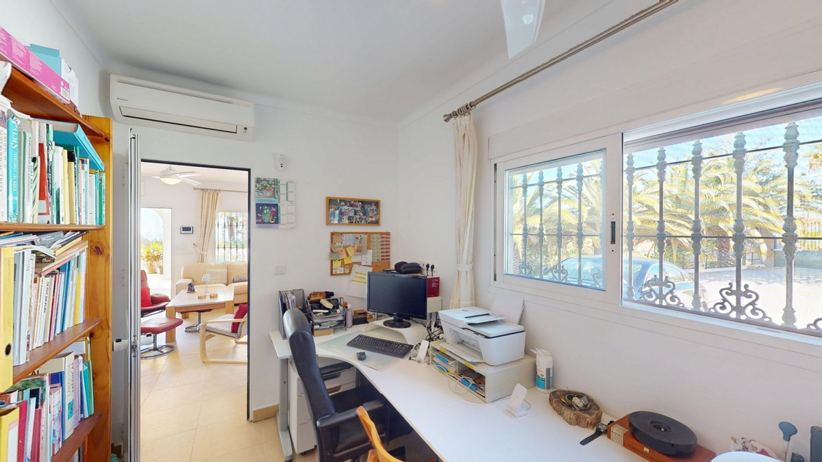 Se vende Villa - Chalet de 4 dormitorios en Costa Del Sol East, Málaga, España