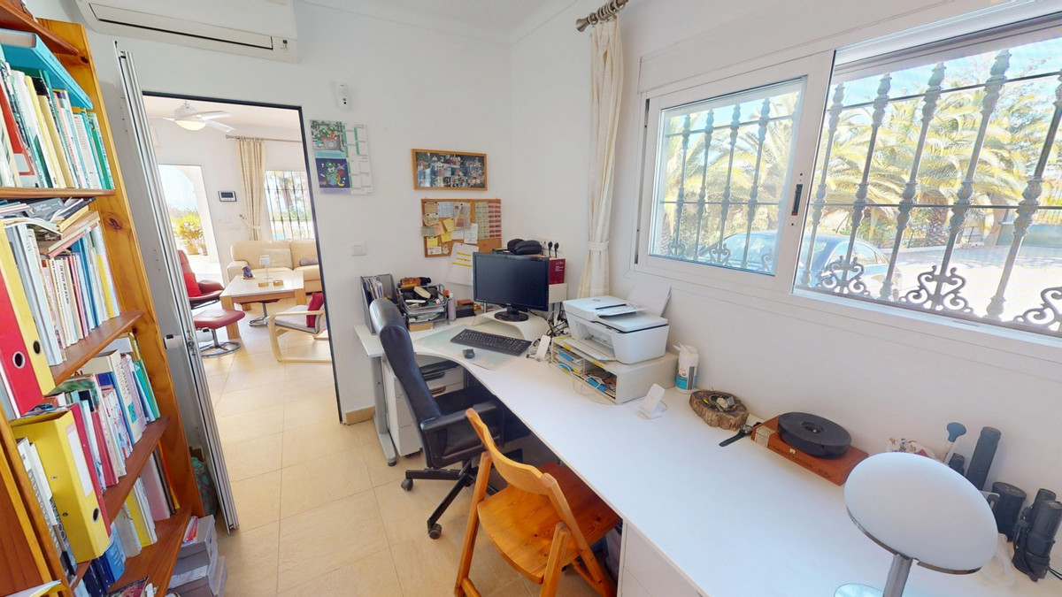 Se vende Villa - Chalet de 4 dormitorios en Costa Del Sol East, Málaga, España