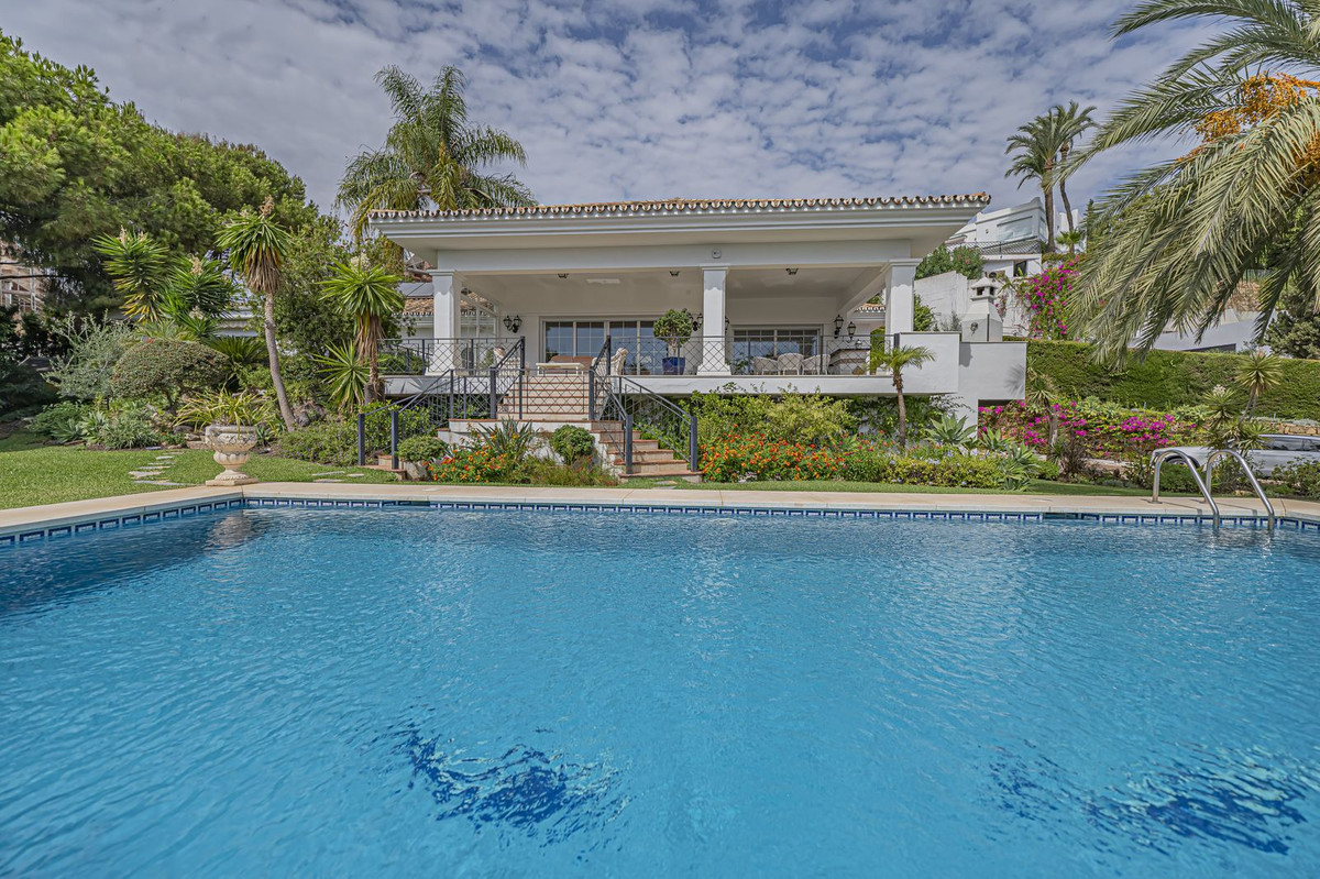 4 Bed Townhouse for sale in El Paraiso Costa Del Sol, Málaga, Spain