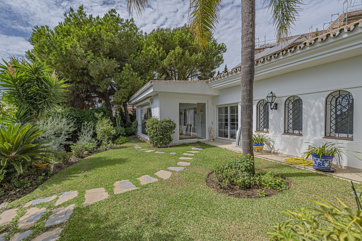 4 Bed Townhouse for sale in El Paraiso Costa Del Sol, Málaga, Spain