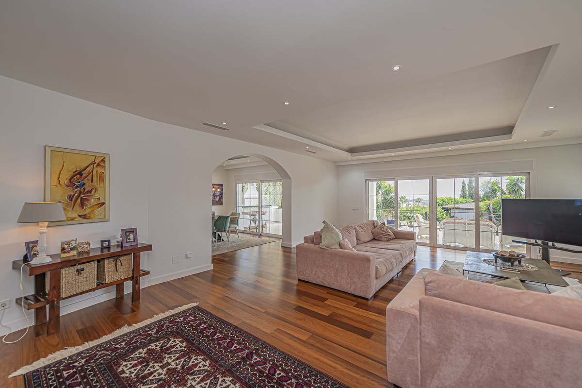 4 Bed Townhouse for sale in El Paraiso Costa Del Sol, Málaga, Spain