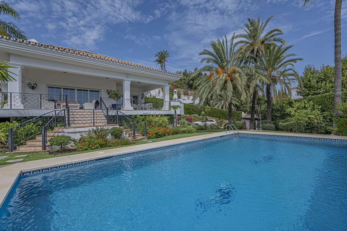4 Bed Townhouse for sale in El Paraiso Costa Del Sol, Málaga, Spain