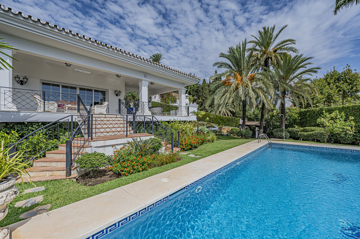 4 Bed Townhouse for sale in El Paraiso Costa Del Sol, Málaga, Spain