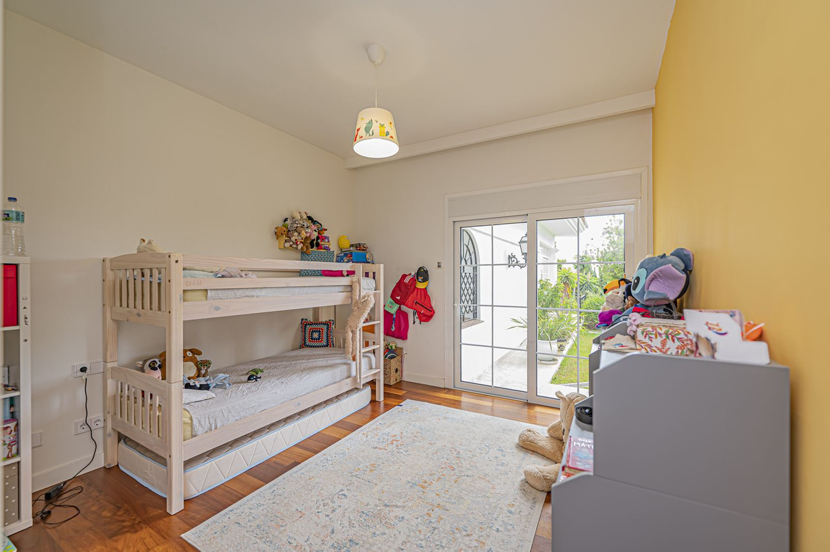 4 Bed Townhouse for sale in El Paraiso Costa Del Sol, Málaga, Spain