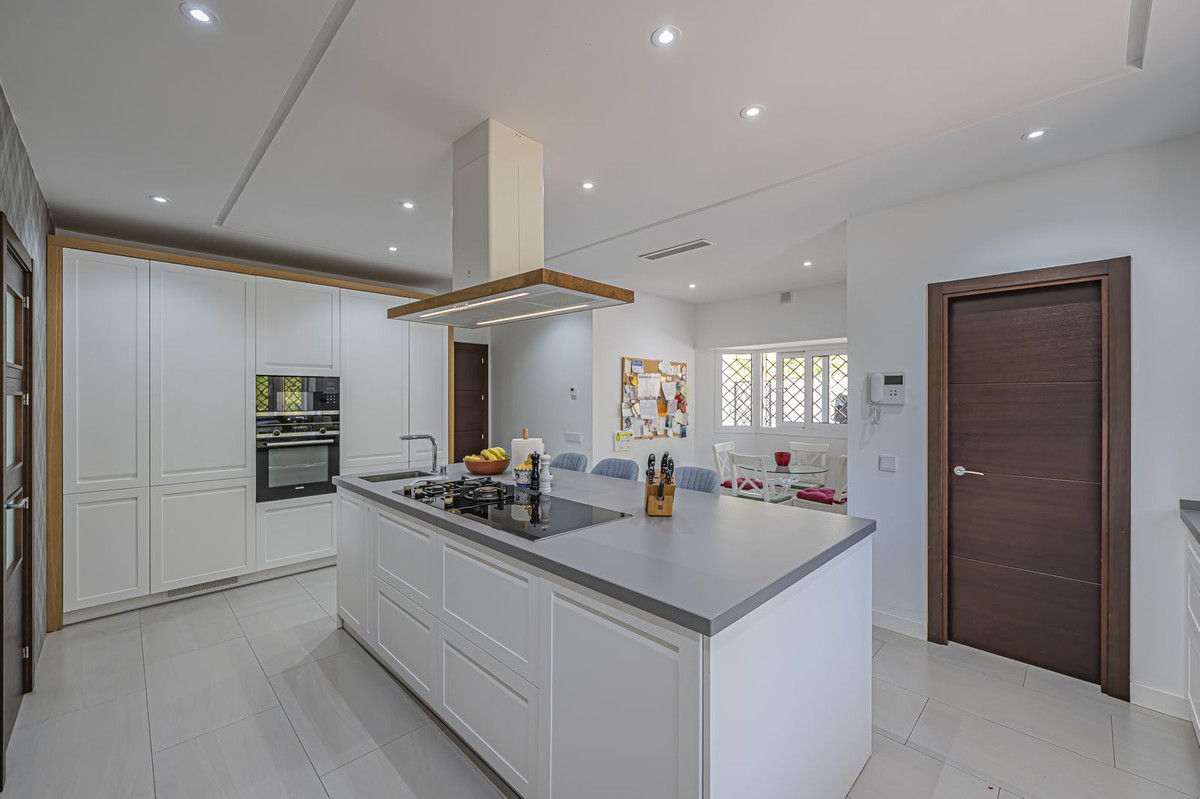 4 Bed Townhouse for sale in El Paraiso Costa Del Sol, Málaga, Spain