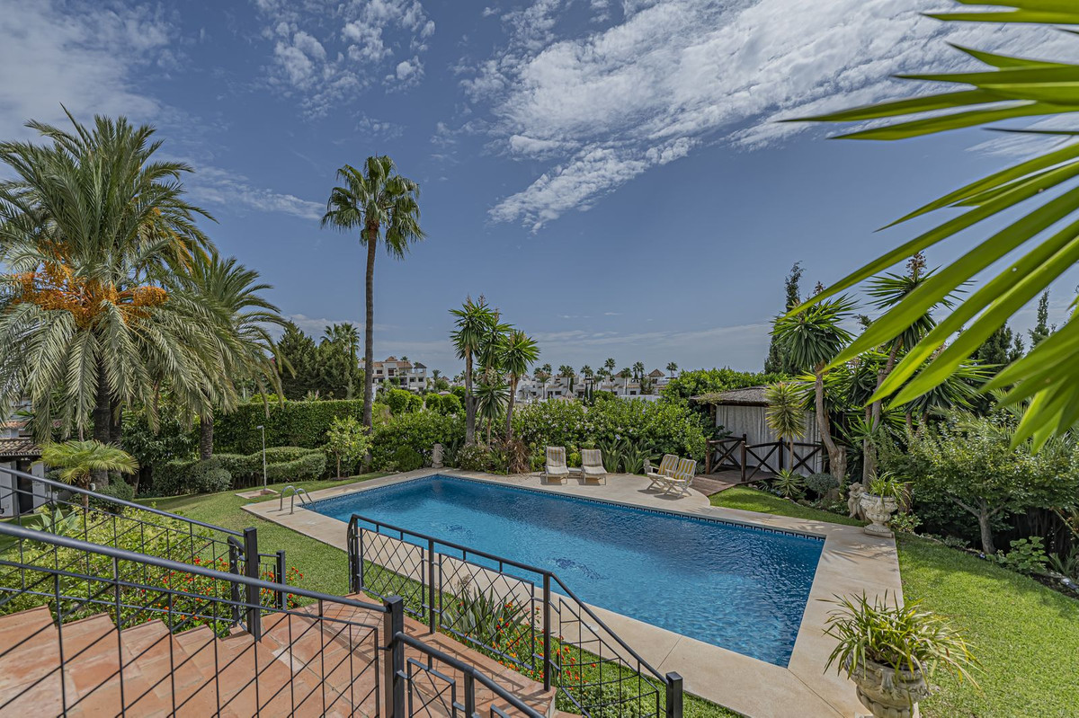 4 Bed Townhouse for sale in El Paraiso Costa Del Sol, Málaga, Spain