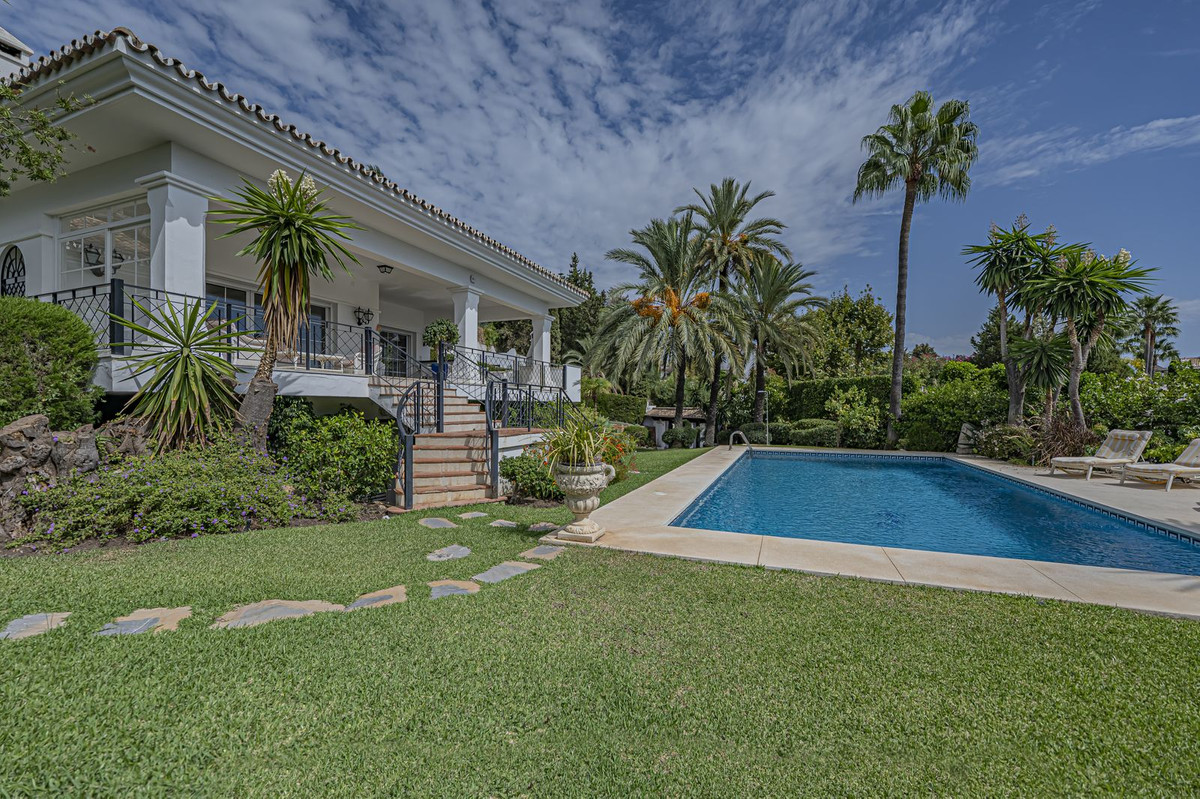 4 Bed Townhouse for sale in El Paraiso Costa Del Sol, Málaga, Spain